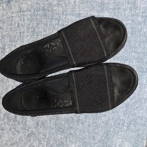 BZEES. BLACK PEEP TOE 8.5 Excellent arch support.  Med width.  Cute style